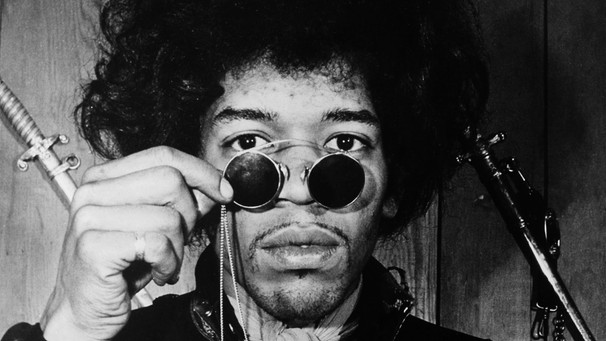 Jimi Hendrix mit Brille auf der Nase guckt in die Kamera | Bild: picture-alliance/dpa
