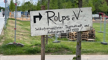 Ein Schild weist zum Jugenzentrums Rülps in Kircheim | Bild: Lukas Unterbuchner / BR