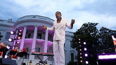 Kirk Franklin im weißen Anzug spielt vor dem Weißen Haus | Bild: picture-alliance/dpa