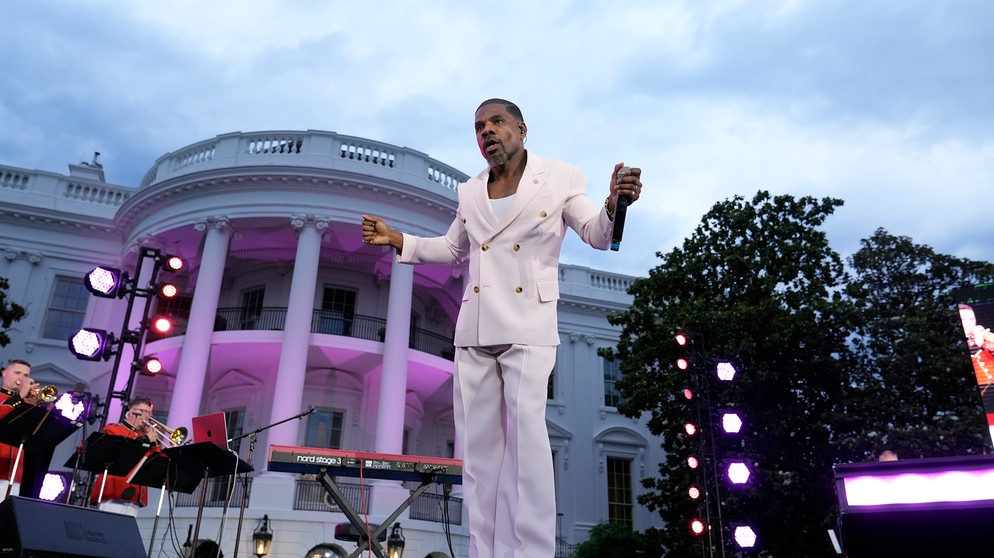 Kirk Franklin im weißen Anzug spielt vor dem Weißen Haus | Bild: picture-alliance/dpa