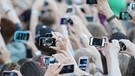 Handys auf dem Konzert  | Bild: picture-alliance/dpa 