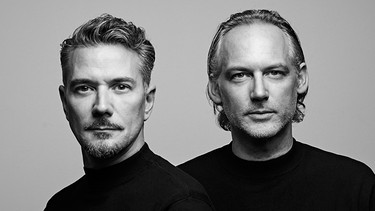 Zwei Männer (Kruder & Dorfmeister) stehen nebeinander  | Bild: Max Parovsky