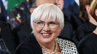 ARCHIV - 20.10.2024, Hessen, Frankfurt/Main: Claudia Roth (Bündnis 90/ Die Grünen), Staatsministerin für Kultur und Medien, bei der Verleihung des Friedenspreises des Deutschen Buchhandels. (zu dpa: «Kino und Film: Förderung kann 2025 weitergehen») Foto: Andreas Arnold/dpa Pool/dpa +++ dpa-Bildfunk +++ | Bild: dpa-Bildfunk/Andreas Arnold