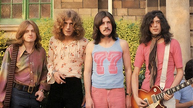 Led Zeppelin Bath Festival - 1969 - vier Musiker stehen vor einem Haus | Bild: Warner Music/Becoming Led Zeppelin