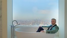 Ryan Serhant, Immobilienmakler und Protagonist der Netflix-Reality-Serie "Owning Manhattan" in einem Luxus-Appartment. | Bild: © 2024 Netflix, Inc.