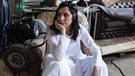 PJ Harvey sitzt und sieht gedankenlos an der Kamera vorbei | Bild: Seamus Murphy