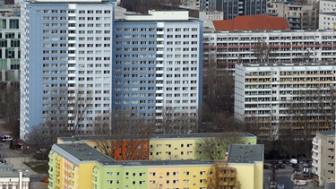 Blick aus dem 35. Stockwerk des EDGE East Side Berlin auf Wohnquartiere im Bezirk Friedrichshain-Kreuzberg. Das EDGE East Side Berlin ist mit 142 Metern das höchste Bürogebäude der Stadt. | Bild: picture alliance/dpa | Wolfgang Kumm