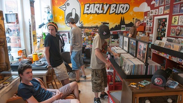 Fünf Jungs stehen im Early Bird Records in Köln | Bild: picture alliance / Rainer Hackenberg | Rainer Hackenberg