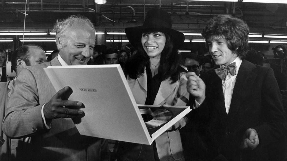 Foreign minister Walter Scheel presses the one millionth and therefore Gold Record of the benefitial record "Star Parade 1973" | Bild: picture-alliance/dpa