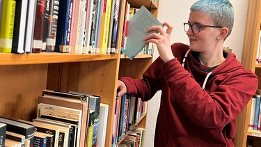 Gari Jaiser in der Bibliothek des queeren Zentrums Fliederlich e.V. | Bild: BR/Sandra Lohse