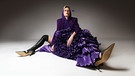 Roisin Murphy sitzt im violetten Gewand am Boden | Bild: Nik Pate