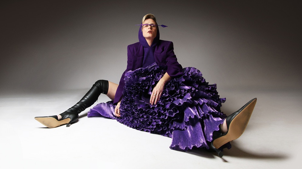 Roisin Murphy sitzt im violetten Gewand am Boden | Bild: Nik Pate