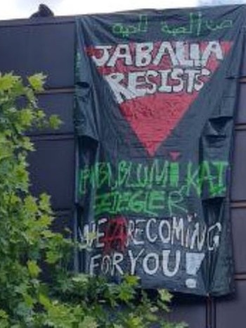 Transparent an der FU in Berlin mit Rotem Dreieck und der Aufschrift "Bibi, Blumi, Kai, Ziegler - we are coming for you!" | Bild: Twitter @philologue_