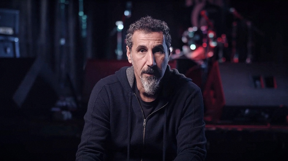 Serj Tankian sitzt und sieht in die Kamera vor ihm | Bild: picture-alliance/dpa
