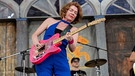 Sue Foley steht mit der Gitarre in der Hand auf einer Bühne | Bild: picture-alliance/dpa