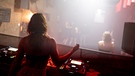 Eine DJ legt im Club Re:mise auf. | Bild: picture alliance/dpa | Fabian Sommer