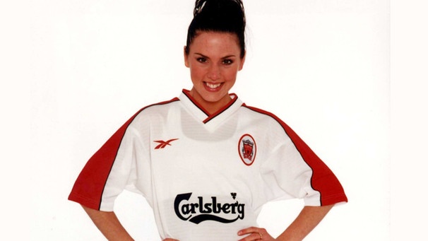 Spice Girl Mel C stellt den neuen Auswärts-Dress des FC Liverpool vor, 1998 | Bild: picture-alliance / dpa | epa AFP Str