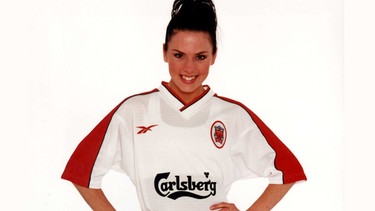 Spice Girl Mel C stellt den neuen Auswärts-Dress des FC Liverpool vor, 1998 | Bild: picture-alliance / dpa | epa AFP Str