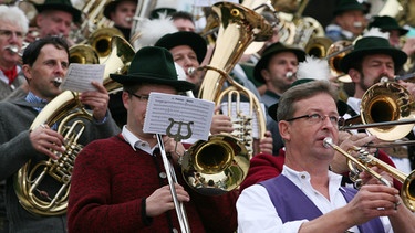 Musikanten einer Blaskapelle auf der Wiesn | Bild: BR/Markus Konvalin