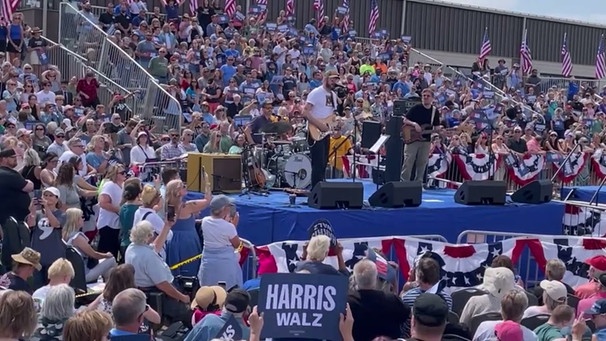 Bon Iver perform 1862 patriotic song "Battle Cry of Freedom" at Harris-Walz rally | Bild: The Current (via YouTube)