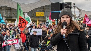 Luisa Neubauer (r), Klimaschutzaktivistin, steht während der Siemens-Hauptversammlung 2020 vor der Olympiahalle auf einer Klimakundgebung und spricht. Foto: Peter Kneffel/dpa +++ dpa-Bildfunk +++ | Bild: dpa-Bildfunk/Peter Kneffel