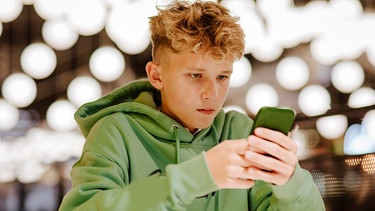 Teenager mit Smartphone in der Hand | Bild: picture alliance / Westend61 | Maria Diachenko