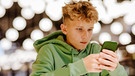 Teenager mit Smartphone in der Hand | Bild: picture alliance / Westend61 | Maria Diachenko