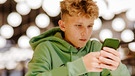 Teenager mit Smartphone in der Hand | Bild: picture alliance / Westend61 | Maria Diachenko