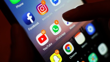 Social-Media-Apps, darunter Facebook, Instagram, YouTube und WhatsApp, auf dem Bildschirm eines Smartphones. | Bild: dpa-Bildfunk/Yui Mok