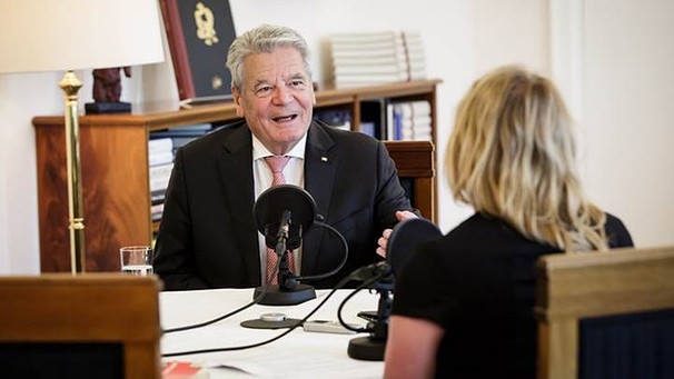 Joachim Gauck sitzt an einem Tisch und lächelt - ihm gegenüber sitzt die Autorin Katja Strippel | Bild: BR/Katja Strippel