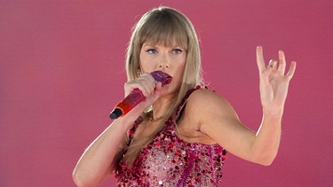 17.07.2024, Nordrhein-Westfalen, Gelsenkirchen: US-Sängerin Taylor Swift steht in der Veltins-Arena auf der Bühne. Es ist das erste Deutschland-Konzert im Rahmen ihrer «The Eras Tour». | Bild: dpa-Bildfunk/Marius Becker