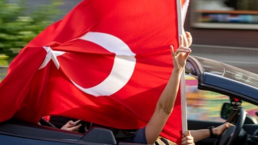 Autokorso nach Stichwahl um das Präsidentenamt in der Türkei | Bild: Christoph Reichwein/dpa