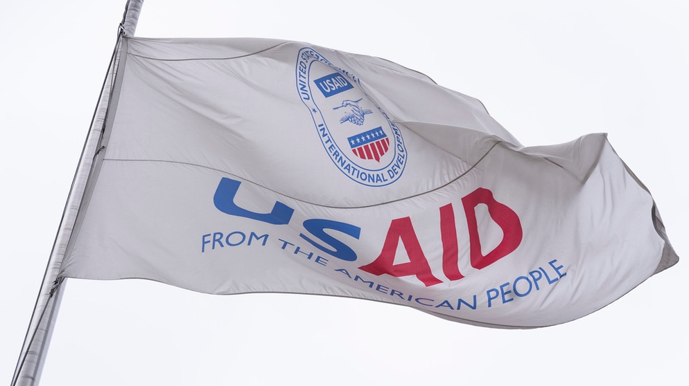 03.02.2025, USA, Washington: Die Flagge der US-Behörde für internationale Entwicklung (USAID) weht vor dem USAID-Büro in Washington. US-Präsident Trump will die US-Entwicklungshilfebehörde abschaffen. Foto: Manuel Balce Ceneta/AP/dpa +++ dpa-Bildfunk +++ | Bild: dpa-Bildfunk/Manuel Balce Ceneta