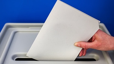 Eine Frau wirft einen Stimmzettel in eine Wahlurne | Bild: dpa-Bildfunk/Jan Woitas