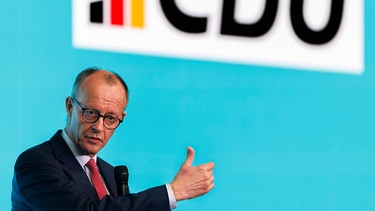 26.01.2025, Nordrhein-Westfalen, Heek: Kanzlerkandidat Friedrich Merz (CDU) spricht auf der Bühne bei der Wahlkampfveranstaltung. (zu dpa: «Merz ruft in Migrations-Debatte CDU-Spitze zusammen») Foto: Christoph Reichwein/dpa +++ dpa-Bildfunk +++ | Bild: dpa-Bildfunk/Christoph Reichwein