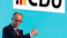 26.01.2025, Nordrhein-Westfalen, Heek: Kanzlerkandidat Friedrich Merz (CDU) spricht auf der Bühne bei der Wahlkampfveranstaltung. (zu dpa: «Merz ruft in Migrations-Debatte CDU-Spitze zusammen») Foto: Christoph Reichwein/dpa +++ dpa-Bildfunk +++ | Bild: dpa-Bildfunk/Christoph Reichwein