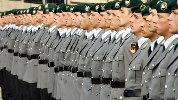 Rekruten der Bundeswehr nehmen am 20.07.2009 vor dem Reichstagsgebäude in Berlin an dem öffentlichen Gelöbnis teil. (zu dpa: "Wehrbeauftragte: Über Wiedereinführung der Wehrpflicht diskutieren") | Bild: dpa-Bildfunk/Wolfgang Kumm