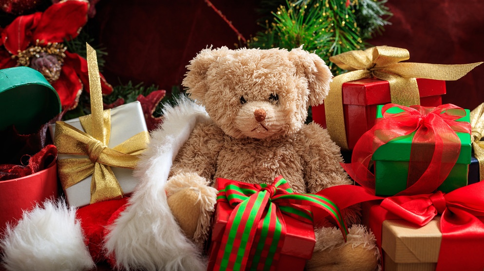 Weihnachtsdekoration mit Teddybär und Geschenken. | Bild: stock.adobe.com/Rawf8