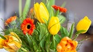 Ein Blumenstrauß steht in einer Vase | Bild: dpa-Bildfunk/Fernando Gutierrez-Juarez