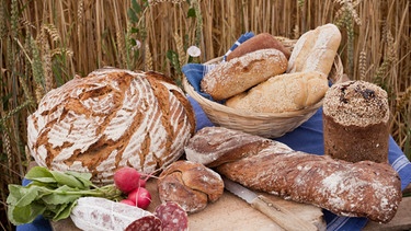 Brote, Brötchen, Wurst und Gemüse auf Holzbrett. | Bild: BR/Werbegemeinschaft des Deutschen Bäckerhandwerks e.V./Thorsten Kern