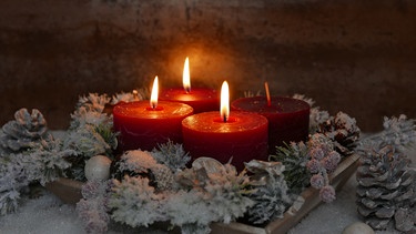 Drei Kerzen vom Adventskranz brennen am dritten Advent. | Bild: stock.adobe.com/Racamani