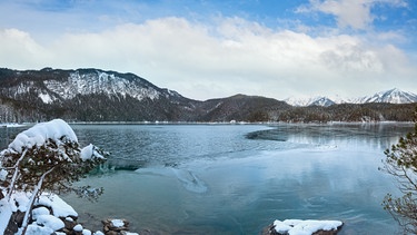 Leicht vereister Eibsee im Winter mit schneebedeckten Bergen. | Bild: colourbox.de