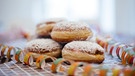 Krapfen stehen auf dem Tisch. | Bild: BR/Fabian Stoffers