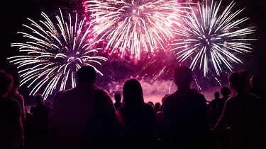 Feuerwerk in der Silvesternacht. | Bild: stock.adobe.com/NDABCREATIVITY