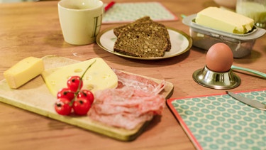 Am Sonntag ist oft Zeit für ein ausgiebiges Frühstück am gedeckten Frühstückstisch. | Bild: BR/Johanna Schlüter