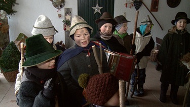 Klöpfelkinder sammeln für Kinder in Aschau. | Bild: BR/Werner Teufl