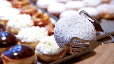 Verschiedene Krapfen liegen in der Bäckerei in der Auslage.  | Bild: dpa-Bildfunk/Sven Hoppe