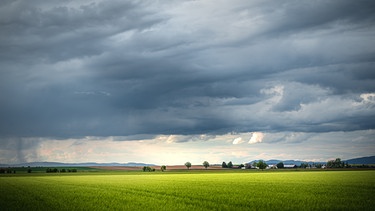 Landschaft  in Niederbayern mit Wolken. | Bild: stock.adobe.com/CreativeImage