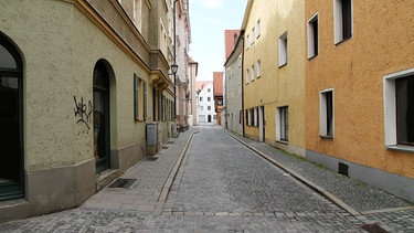 Eine kleine Gasse in der Altstadt von Regensburg. | Bild: stock.adobe.com/Spectral-Design
