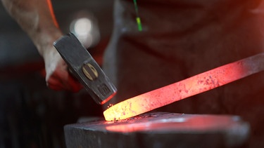In der Schmiede schmiedet der Schmied das Eisen, solange es heiß ist. | Bild: dpa-Bildfunk/Matthias Bein